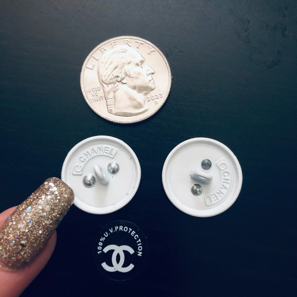 🎊🌺Antique Vintage Black and White Chanel buttons set of two 22MM - Picture 3 of 7